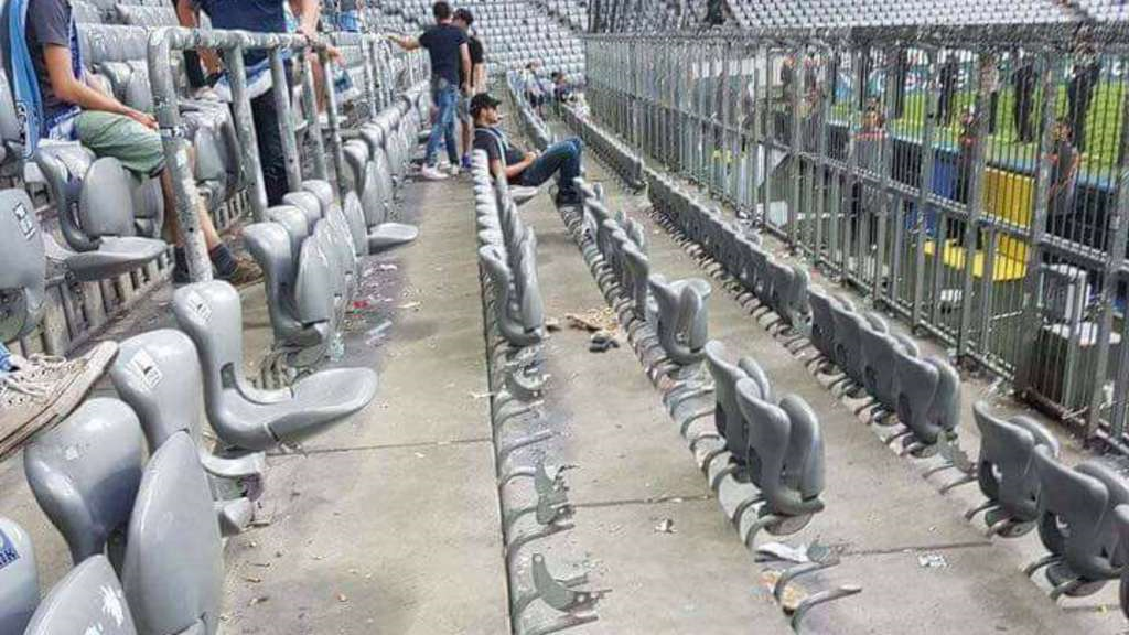 Bild 3: Nach dem Relegationsspiel TSV 1860 München gegen Jahn Regensburg kam es im 1860-Fanblock zu Ausschreitungen, bei denen auch Sitze aus ihren Verankerungen gerissen wurden. Ein Fan hielt die Zerstörung per Foto fest.