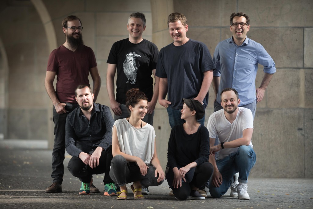 Das Steady-Team (von links nach rechts): Manuel Kallenbach (VP Engineering), Thomas Weyres (VP Design & UX), Dirk Holzapfel (Founder, CTO), Sara Hesse (Art Director), Sebastian Esser (Founder, Managing Director Product), Judith Holzapfel (Administration), Gabriel Yoran (Founder, VP Marketing & Communications), Philipp Schwörbel (Founder, Managing Director Finance & Sales). 