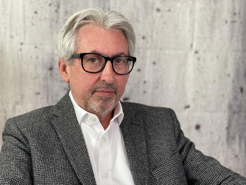 Prof. Dr. Andreas Schümchen im Porträt. Schümchen ist Professor für Journalistik, insb. Medieninnovation und Digitalisierung an der Hochschule Bonn-Rhein-Sieg. 